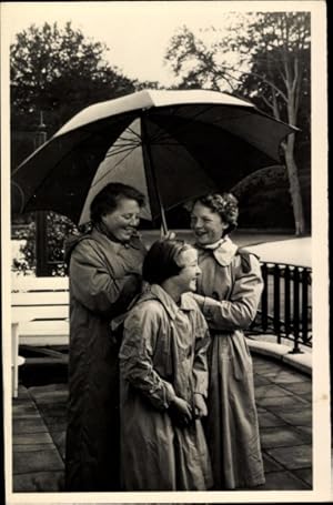 Bild des Verkufers fr Ansichtskarte / Postkarte Drie Prinsessen onder moeders parapluie, Prinzessinnen Beatrix, Irene, Margriet, Soestdijk 1955 zum Verkauf von akpool GmbH