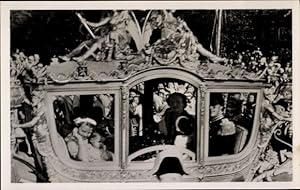 Bild des Verkäufers für Ansichtskarte / Postkarte Inthronisation Königin Juliana, Goldene Kutsche, mit Mann und Kinder, 1948 zum Verkauf von akpool GmbH