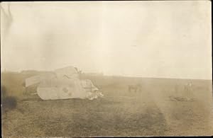 Foto Ansichtskarte / Postkarte Verkehrsunfall, Gestürztes Flugzeug, Pferd, 1910