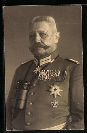 Bild des Verkufers fr Ansichtskarte Portrait des Reichsprsidenten Paul von Hindenburg in Uniform mit Fernglas zum Verkauf von Bartko-Reher