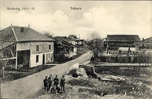 Bild des Verkufers fr Ansichtskarte / Postkarte Tahure Marne, Weltkrieg 1914-16, Ruinen, Soldatengruppe zum Verkauf von akpool GmbH