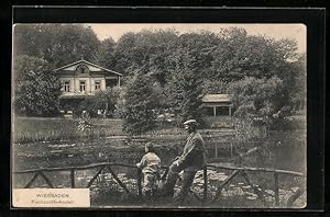 Bild des Verkufers fr Ansichtskarte Wiesbaden, Vater und Sohn vor der Fischzucht-Anstalt zum Verkauf von Bartko-Reher