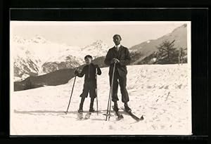 Bild des Verkufers fr Ansichtskarte Herr und Junge auf Skiern in den Bergen zum Verkauf von Bartko-Reher