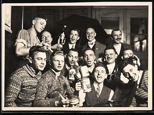 Fotografie Studenten beim trinkgelage, Bierkrug mit Coleur