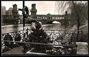 Fotografie unbekannter Fotograf, Ansicht Berlin, Zonengrenze mit Mahnmal an der Oberbaumbrücke