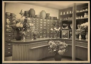 Bild des Verkufers fr Fotografie Blumenladen / Florist, Verkaufstresen mit Blumenstrussen, Vasen zum Verkauf von Bartko-Reher