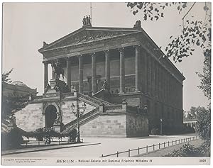 Berlin. Nationalgalerie mit Denkmal Friedrich Wilhelm IV.