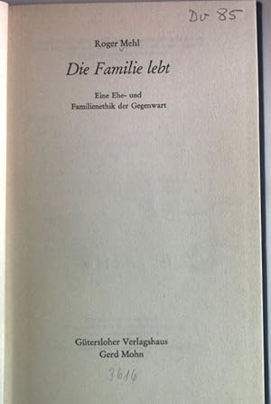 Imagen del vendedor de Die Familie lebt : Eine Ehe- und Familienethik der Gegenwart. a la venta por books4less (Versandantiquariat Petra Gros GmbH & Co. KG)