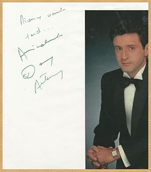 Bild des Verkufers fr Daniel Auteuil - Feuille signe + Photo de magazine - 90s zum Verkauf von PhP Autographs
