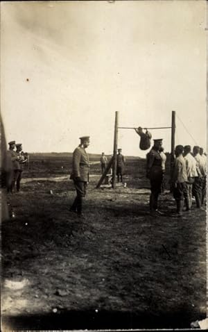 Image du vendeur pour Foto Ansichtskarte / Postkarte Deutsche Soldaten, Oberstleutnant Geiler, Komm. Harrach, Turner, Gefr. Bischoff am Reck mis en vente par akpool GmbH