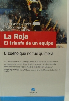 Imagen del vendedor de LA ROJA. EL TRIUNFO DE UN EQUIPO a la venta por LIBRERIA AZACAN