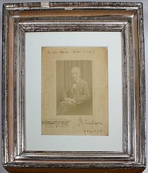 Bild des Verkufers fr Portraitphotographie mit eigenh. Notenzitat, Widmung und U. zum Verkauf von Antiquariat INLIBRIS Gilhofer Nfg. GmbH