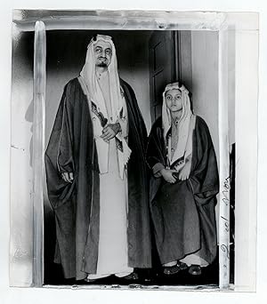 Image du vendeur pour [Photographs - Press photos of King Faisal and the Saudi royal family]. mis en vente par Antiquariat INLIBRIS Gilhofer Nfg. GmbH