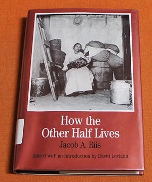Immagine del venditore per How the Other Half Lives: Studies Among the Tenements of New York With Introductory Chapters and a Riis Chronology (Bedford Series in History and Culture) venduto da GuthrieBooks