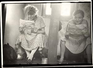Foto Zwei Frauen lesen Zeitung auf dem Klo