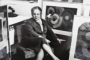 [PHOTOGRAPHIE] Portrait photographique de Sonia Delaunay au milieu de ses tableaux