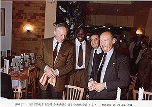 "Yves MONTAND, Basil BOLI, Bernard PIVOT, Lucien WEYGAND" Photo de presse originale prise lors de...