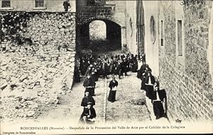 Image du vendeur pour Ansichtskarte / Postkarte Roncevaux Roncesvalles Navarra Spanien, Despedida de la Procession del Valle de Acre, Geistliche mis en vente par akpool GmbH