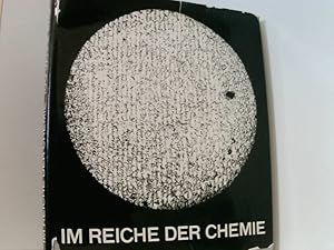 Bild des Verkufers fr Im Reiche der Chemie. Bilder aus Vergangenheit und Gegenwart Badische Anilin- & Soda- Fabrik AG Ludwigshafen am Rhein. Hrsg. zum 100jhrigen Jubilum der BASF. zum Verkauf von Book Broker