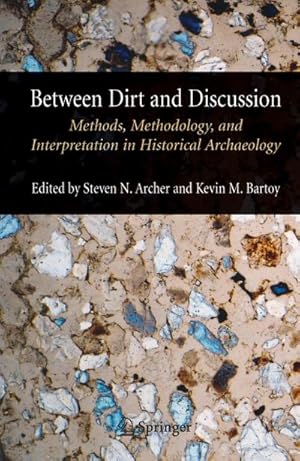 Imagen del vendedor de Between Dirt and Discussion a la venta por BuchWeltWeit Ludwig Meier e.K.