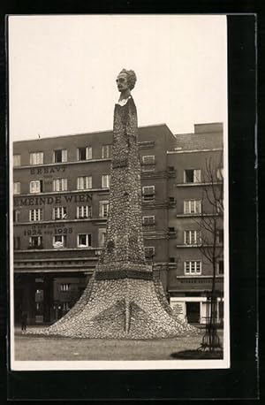 Foto-Ansichtskarte Wien, Gemeindebau Winarskyhof, Lasalle-Denkmal