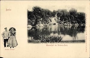 Bild des Verkufers fr Ansichtskarte / Postkarte Berlin Kreuzberg, Wasserfall im Viktoriapark, Frau in Volkstracht zum Verkauf von akpool GmbH