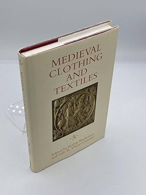 Image du vendeur pour Medieval Clothing and Textiles 5 mis en vente par True Oak Books