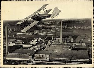 Ansichtskarte / Postkarte Belgisches Zivilflugzeug über einer Fabrik, Doppeldecker, OO ADG