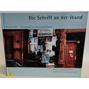 Seller image for Die Schrift an der Wand : Shimon Attie, Photographien und Installationen. Jdische Vergangenheit im Berliner Scheunenviertel. for sale by books4less (Versandantiquariat Petra Gros GmbH & Co. KG)