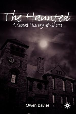 Immagine del venditore per The Haunted: A Social History of Ghosts by Davies, O. [Paperback ] venduto da booksXpress