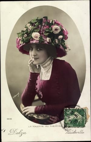 Ansichtskarte / Postkarte La Toilette au Theatre, Delza, Vaudeville, Schauspielerin mit Hut
