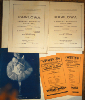 Seller image for Konvolut von 5 Ballett-Programmen. 1. Deutsches Schauspielhaus in Hamburg 15. Januar 1928 (Die Zauberflte / Chopiniana). 2. Dasselbe 15. Januar 1928 (Die Puppenfee). 3. Hamburger Volksoper ca. 1930 (Gisele). 4. Dasselbe ca 1930 (Aufforderung zum Tanz / Herbstbltter). 5. Prospekt der Konzertdirektion Leonard, Berlin um 1928 (Mit Fotos von Anna Pawlowa, als Libelle, Laurent Novikoff, Alexander Volinine und dem Dirigenten Theodor Stier). for sale by Antiquariat im Lenninger Tal