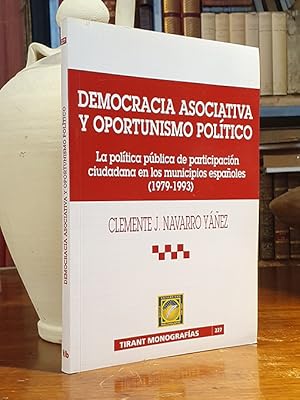 Imagen del vendedor de Democracia asociativa y oportunismo poltico. La poltica pblica de participacin ciudadana en los municipios, 1979-1993. a la venta por Librera Miau