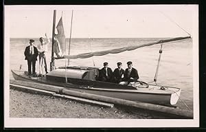 Ansichtskarte Fünf Herren auf einem Segelboot