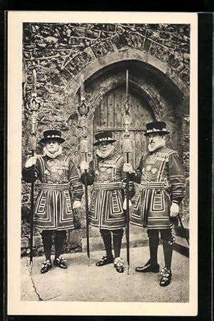 Postcard Tower of London, Yeoman Warders in State Dress