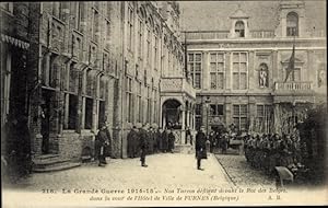 Bild des Verkufers fr Ansichtskarte / Postkarte Furnes, Der Groe Krieg 1914-15 Unsere Trken marschieren am Knig der Belgier im Rathaushof zum Verkauf von akpool GmbH