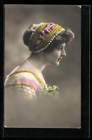 Bild des Verkufers fr Foto-Ansichtskarte Photochemie Berlin Nr. 5466: Frau mit besticktem Kopfschmuck zum Verkauf von Bartko-Reher