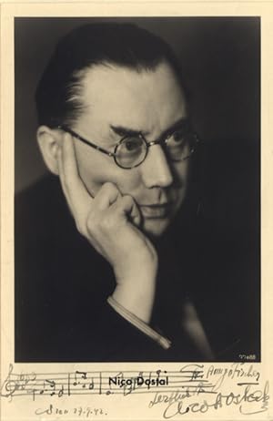 Eigenhändiges Notenzitat auf seiner Portraitfotografie m.U. Wien 27.9.1942.