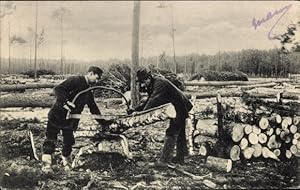 Foto Ansichtskarte / Postkarte Zwei Männer beim Holzsägen, Holzstücke, Säge