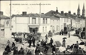 Bild des Verkufers fr Ansichtskarte / Postkarte Machecoul Loire Atlantique, La rue du March un jour de foire zum Verkauf von akpool GmbH