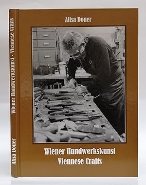 Bild des Verkufers fr Wiener Handwerkskunst / Viennese Crafts. Fotografiert von Alisa Douer. Mit einem Essay von Anna Auer. zum Verkauf von Der Buchfreund