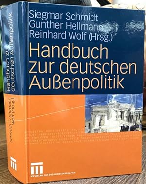 Bild des Verkufers fr Handbuch zur deutschen Auenpolitik. zum Verkauf von Treptower Buecherkabinett Inh. Schultz Volha