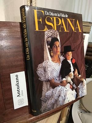 Imagen del vendedor de Un da en la vida de Espaa a la venta por Libros Antuano