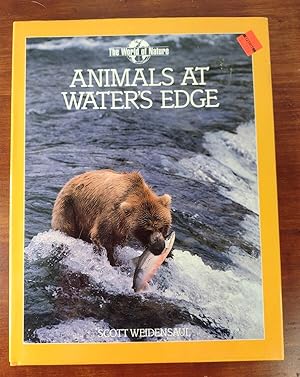 Imagen del vendedor de Animals at Water's Edge (The World of Nature) a la venta por Libros Tobal