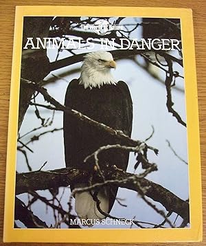 Imagen del vendedor de Animals in Danger (The World of Nature) a la venta por Libros Tobal