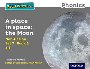 Bild des Verkufers fr Read Write Inc. Phonics: A Place in Space: The Moon (Grey Set 7 Non-fiction 5) zum Verkauf von Smartbuy