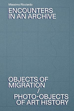 Immagine del venditore per Encounters in an archive : objects of migration/photo-objects of art history : Massimo Ricciardo / edited by/a cura di Costanza Caraffa, Almut Goldhahn ; texts by/testi di Costanza Caraffa, Anna Chiara Cimoli, Almut Goldhahn, Anna Sophia Messner, Basak Senova, Tiziana Serena, Angelika Stepken, Kylie Thomas, Eva-Maria Troelenberg; ["L`installazione  stata realizzata la prima volta il 13 ottobre 2017, in occasione del convegno `Encounters: Handling, Placing and Looking at Photographs in Relation to Migration` . Fino all`autunno del 2022 si sono susseguite otto repliche, nello stesso luogo e pressoch con la stessa combinazione di oggetti."] venduto da Licus Media