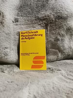 Image du vendeur pour Menschenfhrung als Aufgabe. begr. von Ernst Korff. Weitergefhrt von Walter Schmidt / Taschenbcher fr die Wirtschaft ; Nr. 22 mis en vente par TschaunersWelt