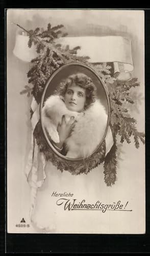 Bild des Verkufers fr Foto-Ansichtskarte Photochemie Berlin Nr. 4609-5: Herzliche Weihnachtsgrsse, Frau im weissen Pelzmantel, Nadelzweige zum Verkauf von Bartko-Reher