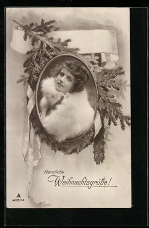 Bild des Verkufers fr Foto-Ansichtskarte Photochemie Berlin Nr. 4609-1: Herzliche Weihnachtsgrsse, Frau im weissen Pelzmantel von Nadelzweigen umgeben zum Verkauf von Bartko-Reher